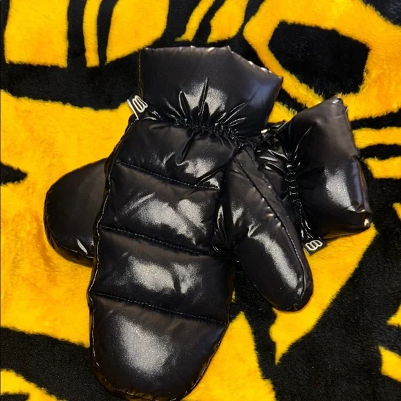 NWOT Shiny Black Puffer Mittens - Picture 3 of 7